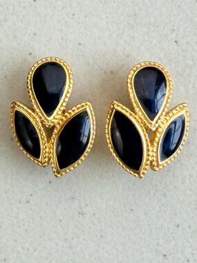 Vintage Paisley Teardrop Earrings 70s Trifari Gold Tone Metal Black Enamel Clip